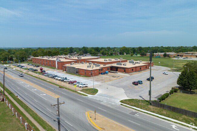 East Central middle school is close to main roads for easy commutes.