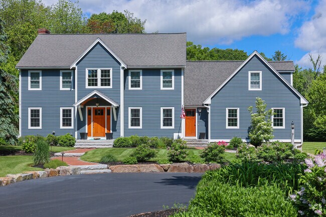 Hamilton is home to large, traditional Colonial style houses that reflect classic architecture.