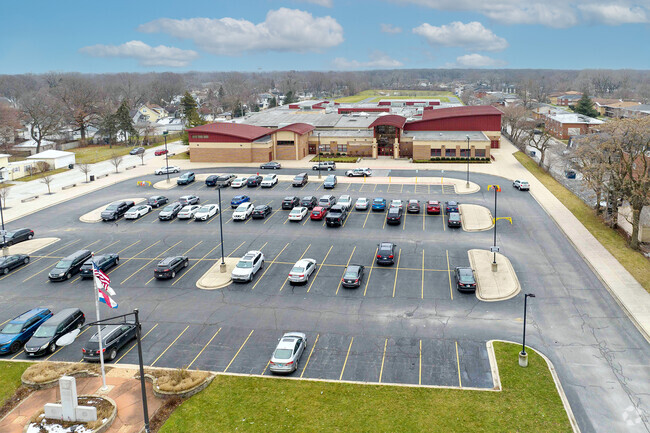 Memorial Jr. High School has 765 students and has a student-teacher ratio of 14:1.