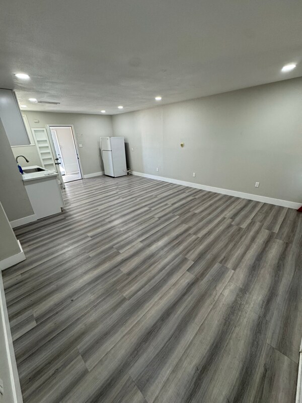 251 Juniper St unit B, Barstow, CA 92311 - photo 5