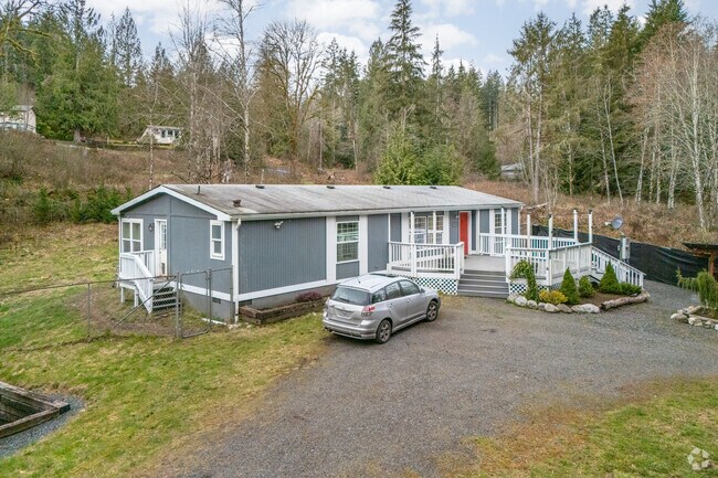 Find your slice of heaven in this beautiful manufactured home in Lake Bosworth.