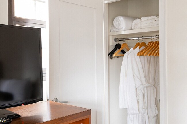 413 E 50th St unit ID1058802P, New York, NY 10022 - photo 6