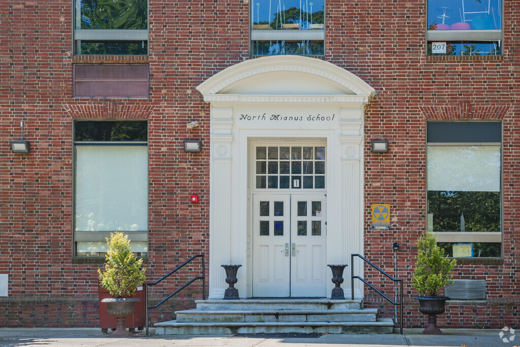 North Mianus School has 498 students in grades K-5.