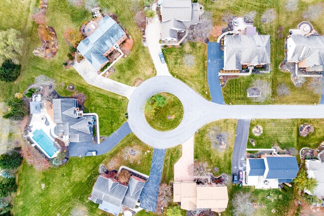 You will find cul-de-sacs and wide roads in the Orange neighborhood.