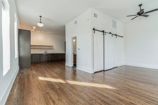 Studio with large closet/laundry/bath in center