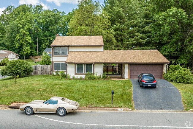 Discover colonial revival homes surrounded by spacious front yards in Sugarland Run, VA.