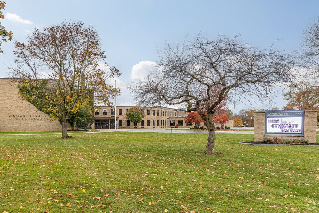 Hamburg High School has 1,039 students in grades 9-12.