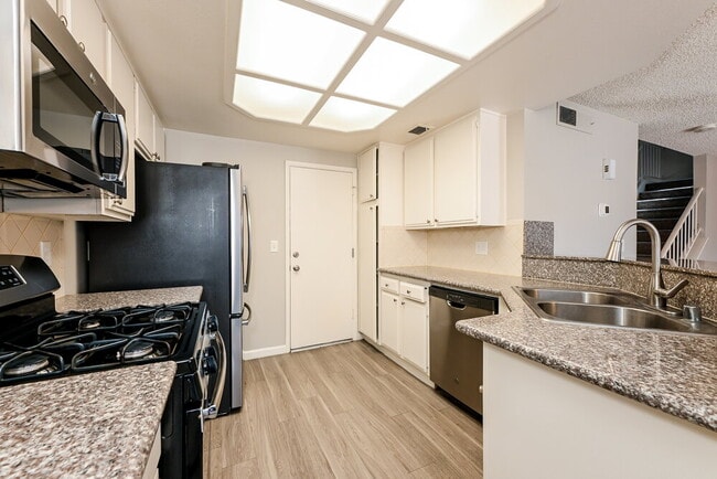 2811 Cacto Ct, Henderson, NV 89074 - photo 7