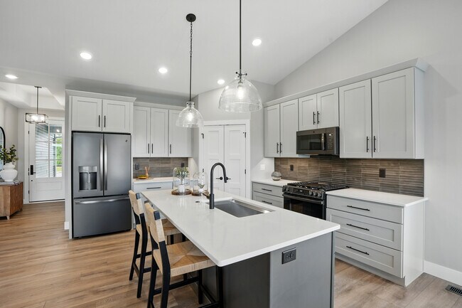 933 Long Dr, Solon, IA 52333 - photo 3