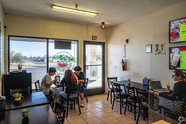 Your Greens in San Luis is a popular place for locals to grab food after school.