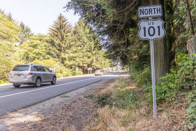 Harbor neighborhood is connect to the rest of the Oregon and Cailfornia coast via Nighway 101.