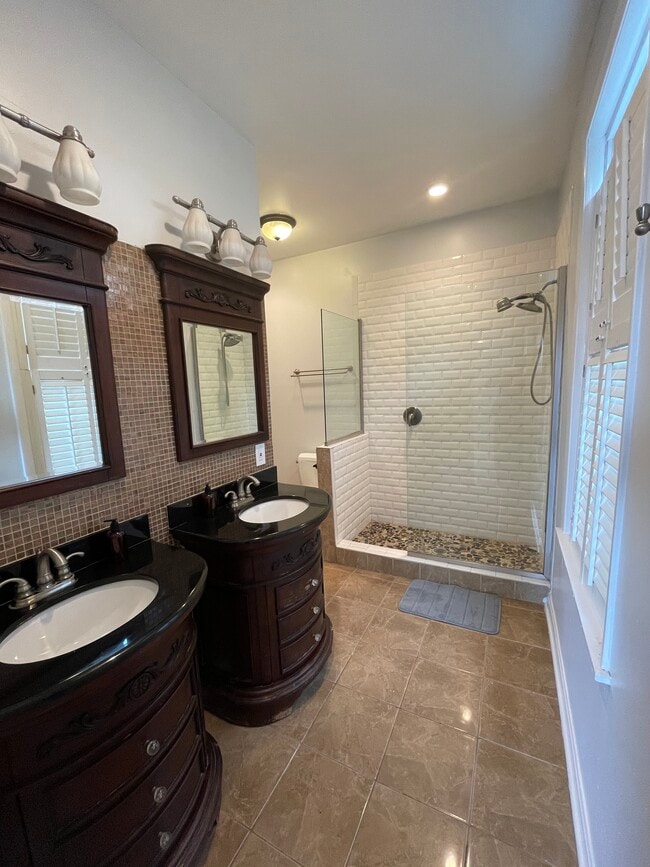 Master Bath (accessible from hall)