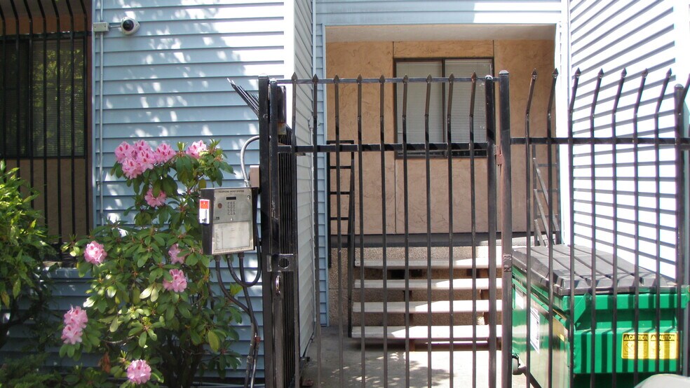 New Horizons Apartments, Burien, WA 98166 - photo 1