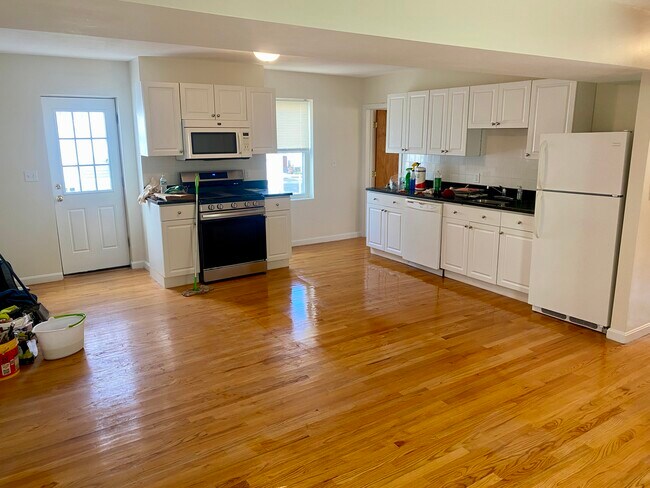 123 Thorndike St unit 123 Thorndike Street, Cambridge, MA 02141 - photo 2