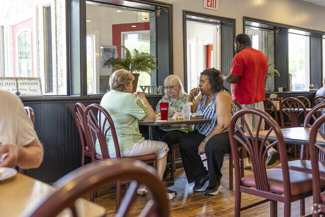 Southern Mama's Restaurant in Pontiac-Elgin offers specials everyday.