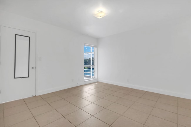 River Shores unit 211, Oakland Park, FL 33334 - photo 5
