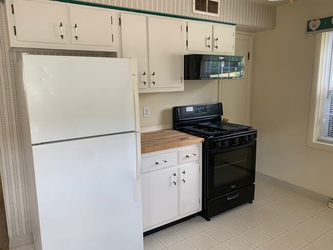 219 Eisenhower Dr unit 3, Bloomington, IL 61701 - photo 3