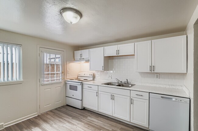 Barcelona, Lakewood, CO 80214 - photo 2