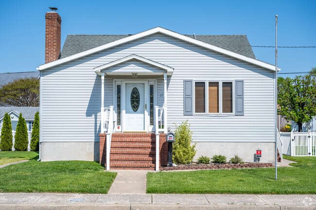 Live in a small and quaint home in Dundalk.