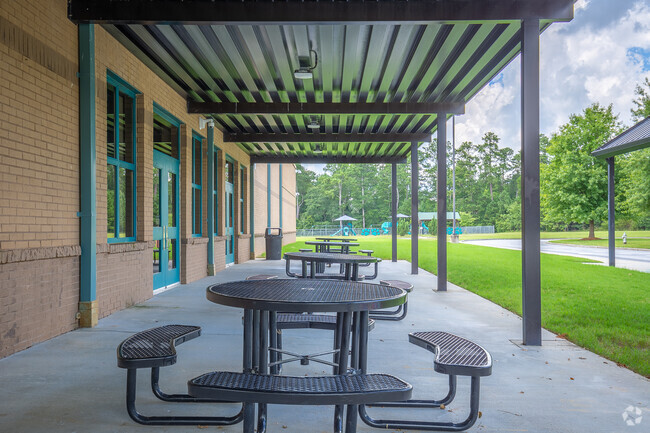 Sharon Elementary School has outdoor eating areas.