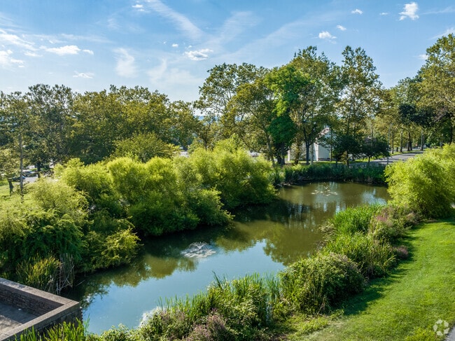 Take a break from a hectic day and relax by the pond in Outlet Area.