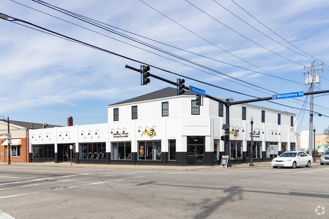 The Silverton neighborhood has a variety of retail shops and eateries for visitors to frequent.