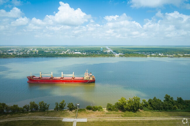 You can find docking services all along the river in English Turn.