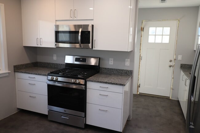 2022 E Saratoga St, Ferndale, MI 48220 - photo 2