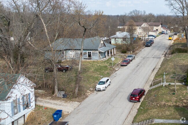 Sorgho is a rural neighborhood with a primary avenue into the city.