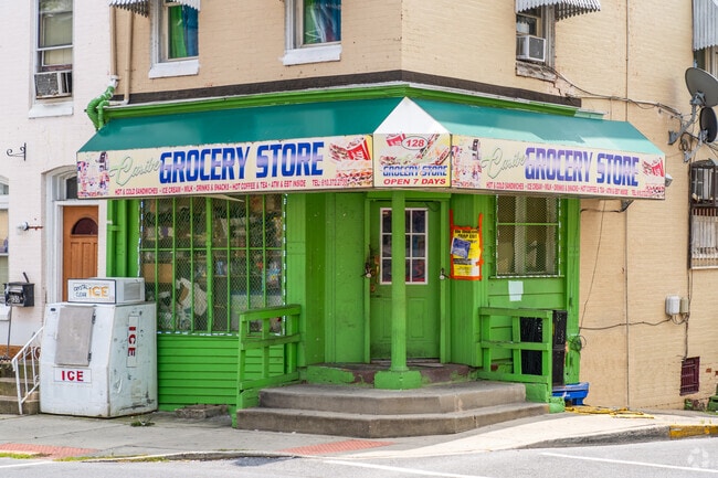 Local corner grocery stores are found throughout Sixth Ward.