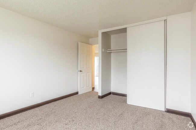 2BR, 1BA - 800SF