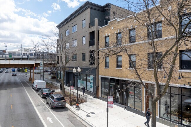 Restaurants and boutique retail are found on Damen Ave next to the convenient Brown line stop.