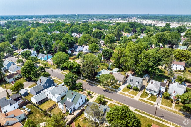 The Old Oakland neighborhood is located on the westside of Lansing, Michigan.