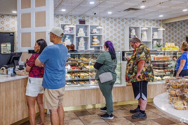 Order custom cakes, delicious baked goods and hand tossed pizza at Yia Yia's in Rossville.