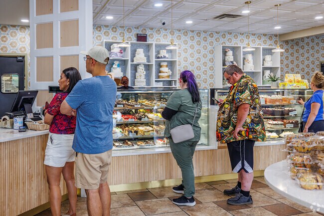 Order custom cakes, delicious baked goods and hand tossed pizza at Yia Yia's in Rossville.