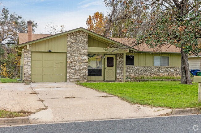 1970s-style homes are common in Del Valle.
