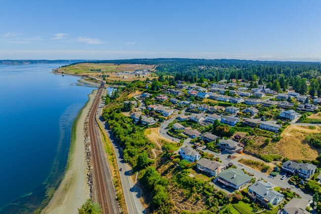 Homes along the western coastline lie of slopes giving all Oakbrook shore home equal views