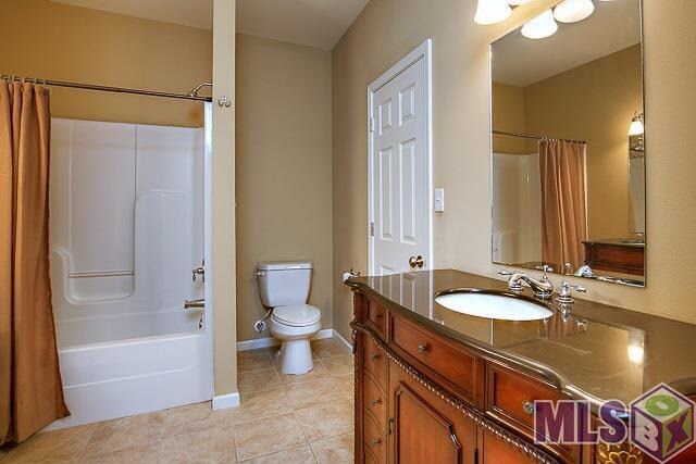 1/1.5 Upstairs Bathroom