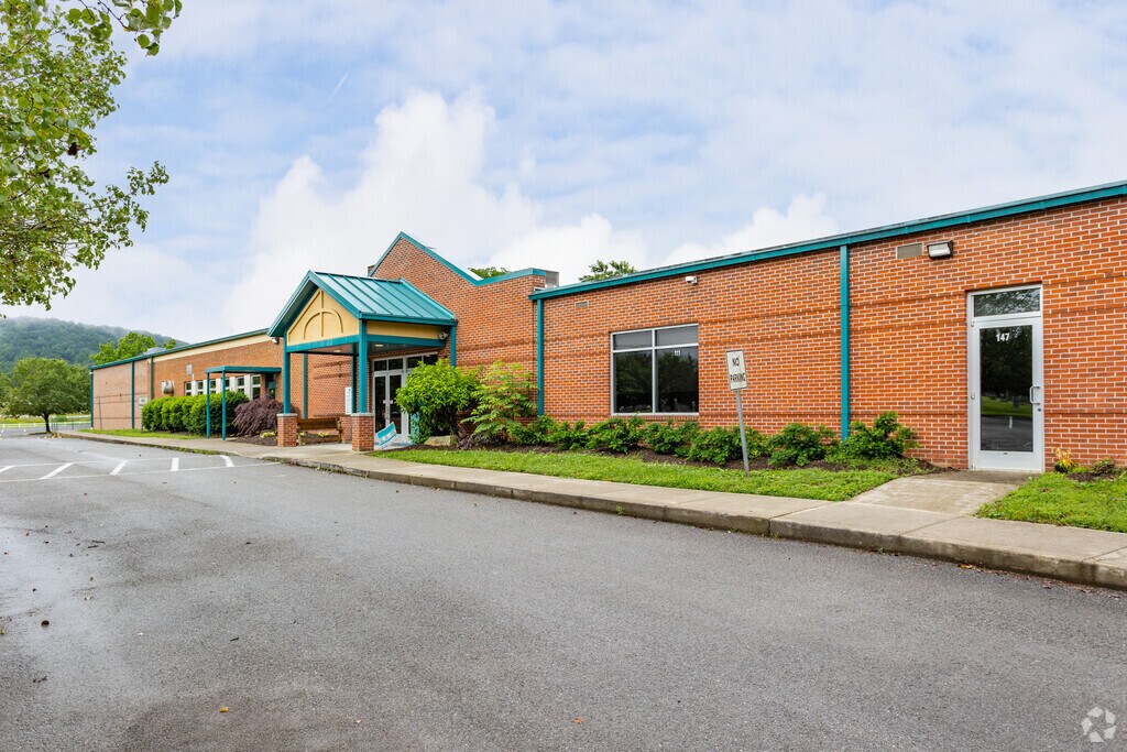 Andersonville Elementary School offers education to students in grades K-5.