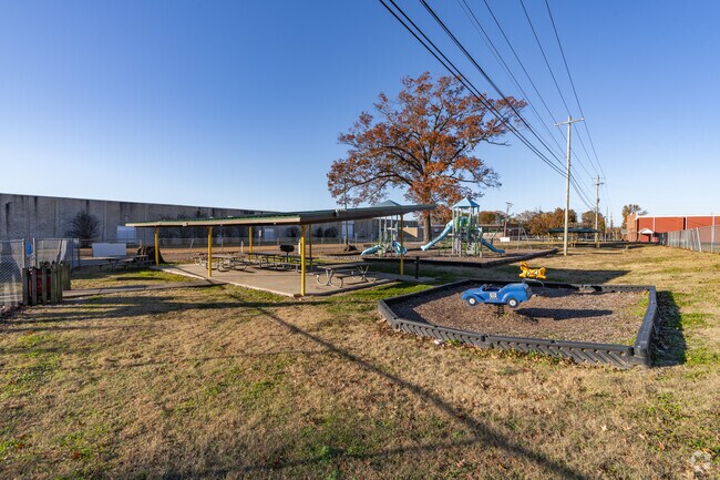 Stella Duncan Park is a small park in Hitoric Downtown Bemis.