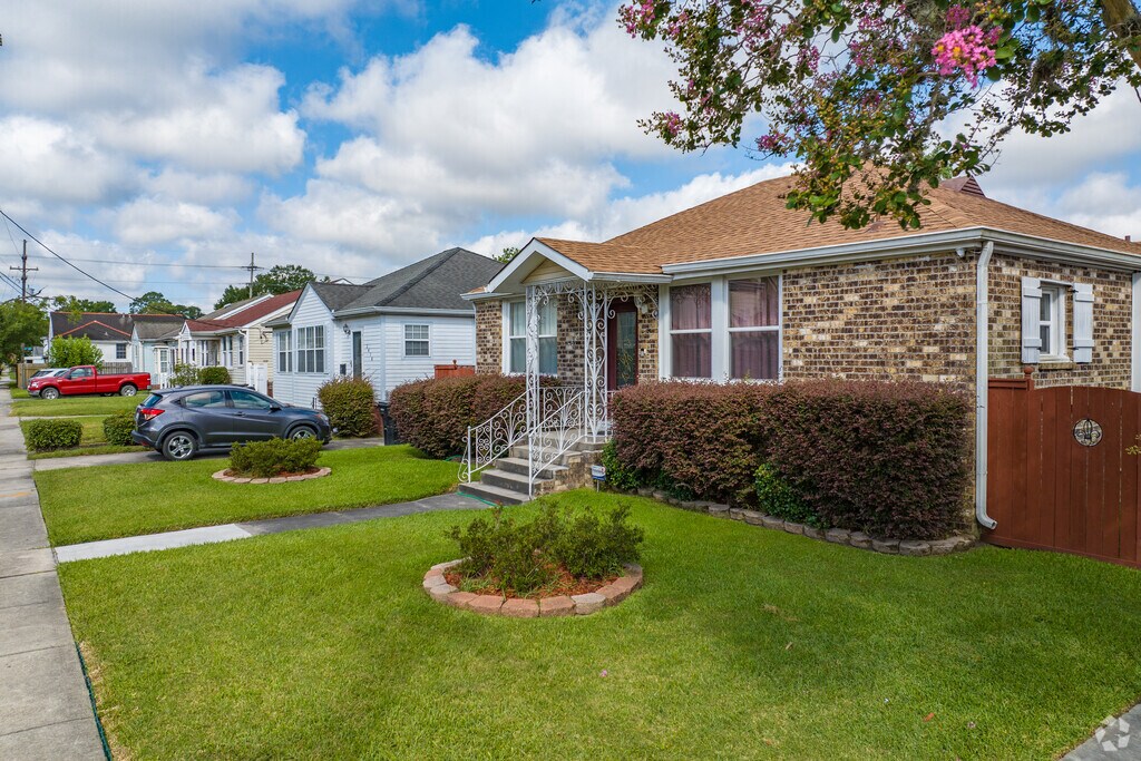 About Hollygrove Schools, Demographics, Things to Do