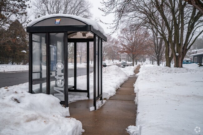 The Metro bus system in Fox Ridge has easy access pickup and drop off locations.