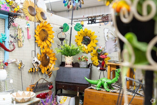 Shops Country Peddlers and Rosebud Boutique offers residents of Effingham new-to-you finds.