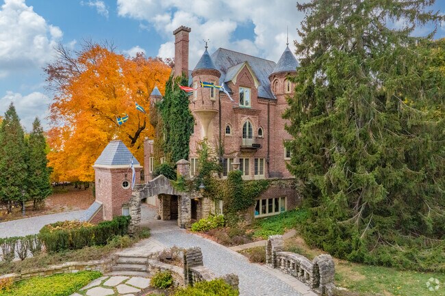 Large brick homes are common in Peoria Heights.