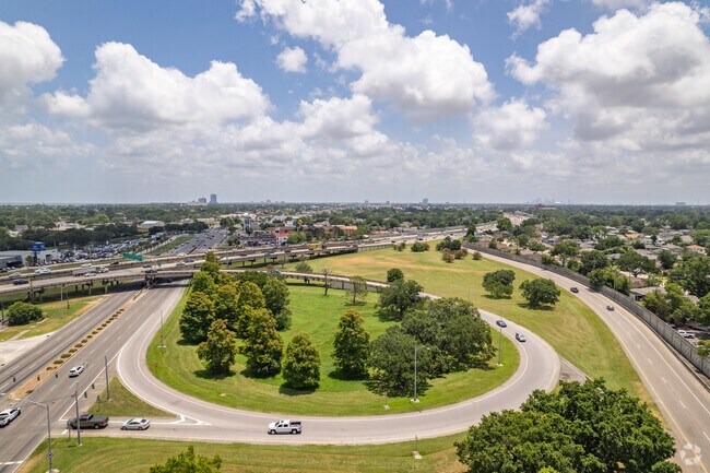 Airline Park offers direct access to downtown New Orleans via Airline Drive and I-10, making commutes fast and reliable.