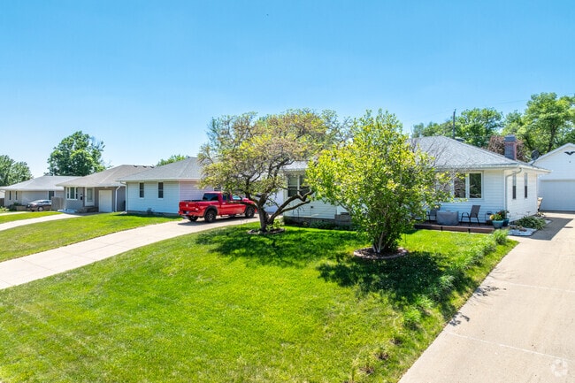 There are many styles of homes in Morningside.