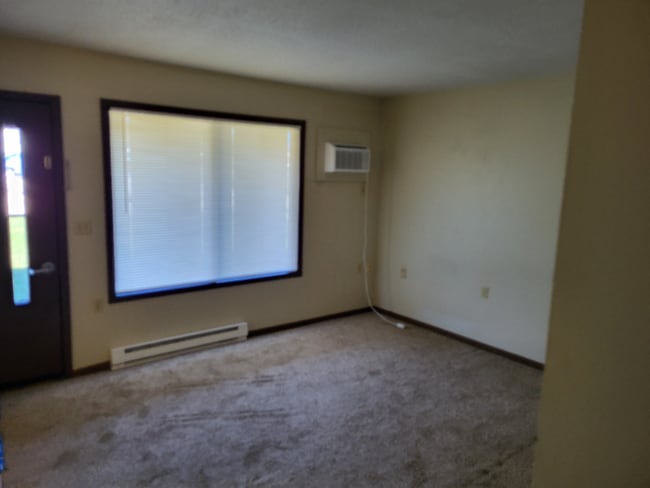 311 E Main St unit 8, Zearing, IA 50278 - photo 4