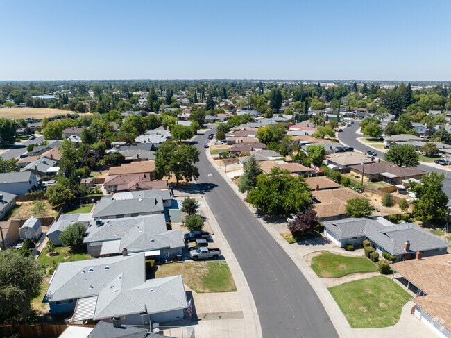 Cresthaven homes are aligned well on winding residential streets.