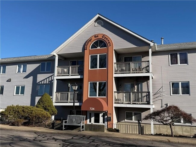 724 Beverage Hill Ave, Pawtucket, RI 02861 - photo 2