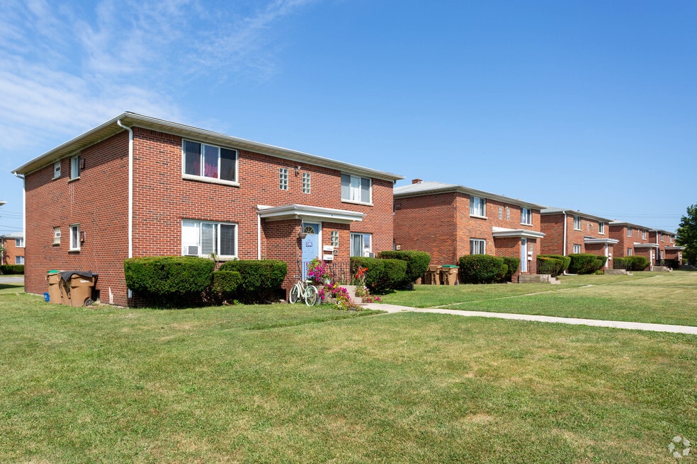 U-Crest & Belvedere Manor Apartments, Buffalo, NY 14225 - photo 1